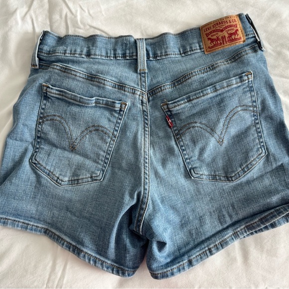 Levi’s Denim mid length Shorts - Picture 2 of 3